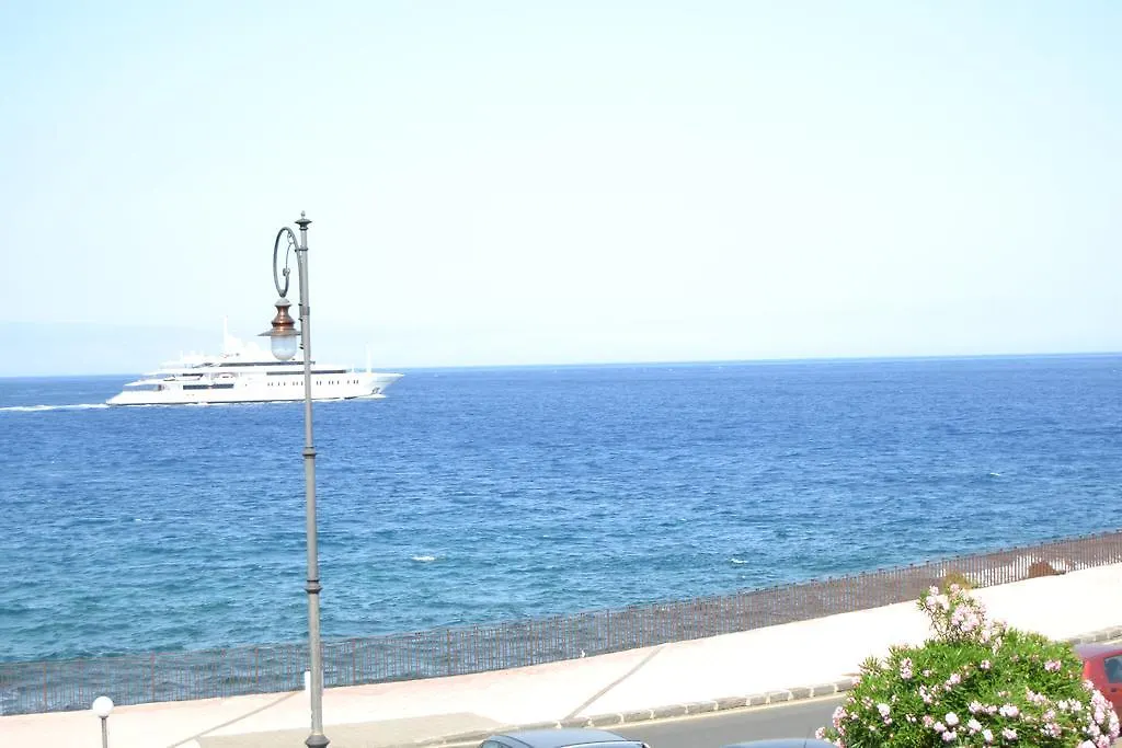 Hotel Porto Azzurro Giardini Naxos Italien